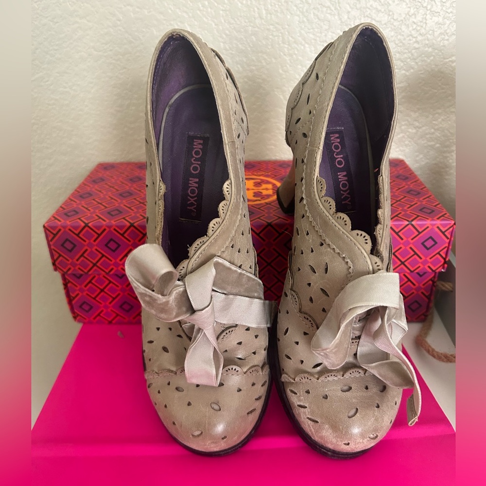 Mojo Moxy Cream Heels with Bow size 6